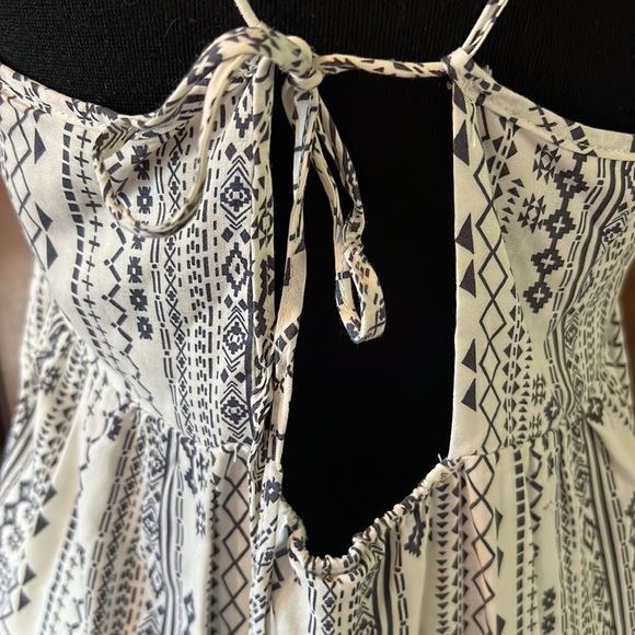 Dress with adjustable straps that tie in back - Picture 5 of 6